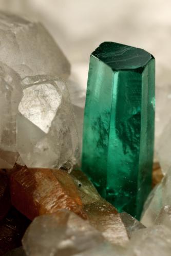 Beryl (variety emerald), Calcite, Parisite<br />La Pita mining district, Municipio Maripí, Western Emerald Belt, Boyacá Department, Colombia<br />8x8x8cm, H35mm, xl=8mm<br /> (Author: Fiebre Verde)