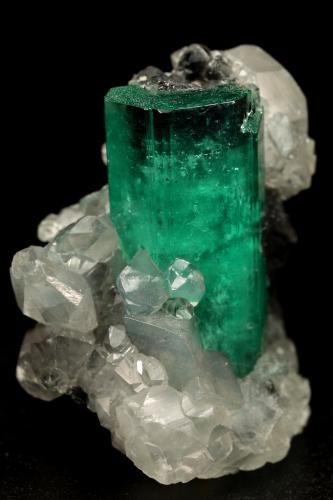 Beryl (variety emerald), Calcite<br />Muzo mining district, Western Emerald Belt, Boyacá Department, Colombia<br />25x29mm, xl=23mm<br /> (Author: Fiebre Verde)