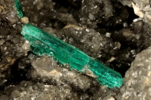 Beryl (variety emerald), Calcite, Pyrite<br />Chivor mining district, Municipio Chivor, Eastern Emerald Belt, Boyacá Department, Colombia<br />172x100x100mm, xl=18mm<br /> (Author: Fiebre Verde)