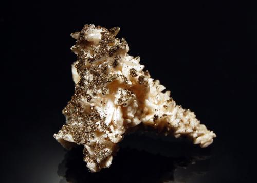 Calcite<br />Mahoning No. 4 Mine, Ozark-Mahoning group, Cave-in-Rock Sub-District, Hardin County, Illinois, USA<br /><br /> (Author: crosstimber)