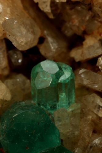 Beryl (variety emerald), Albite (variety cleavelandite)<br />Chivor mining district, Municipio Chivor, Eastern Emerald Belt, Boyacá Department, Colombia<br />64x39x53mm, main xl=23mm<br /> (Author: Fiebre Verde)