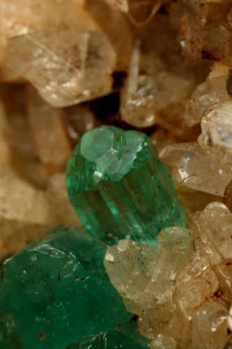 Beryl (variety emerald), Albite (variety cleavelandite)<br />Chivor mining district, Municipio Chivor, Eastern Emerald Belt, Boyacá Department, Colombia<br />64x39x53mm, main xl=23mm<br /> (Author: Fiebre Verde)