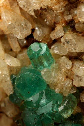 Beryl (variety emerald), Albite (variety cleavelandite)<br />Chivor mining district, Municipio Chivor, Eastern Emerald Belt, Boyacá Department, Colombia<br />64x39x53mm, main xl=23mm<br /> (Author: Fiebre Verde)