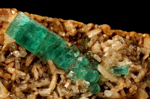 Beryl (variety emerald), Albite (variety cleavelandite)<br />Chivor mining district, Municipio Chivor, Eastern Emerald Belt, Boyacá Department, Colombia<br />64x39x53mm, main xl=23mm<br /> (Author: Fiebre Verde)