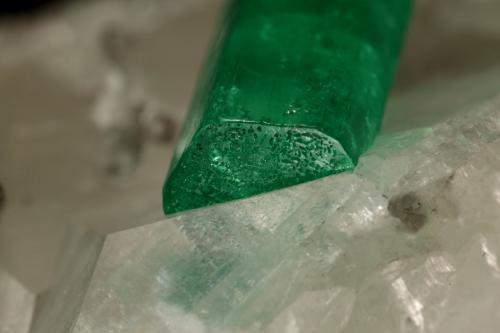 Beryl (variety emerald), Calcite<br />Coscuez mining district, Municipio San Pablo de Borbur, Western Emerald Belt, Boyacá Department, Colombia<br />54x34x50mm, both xls=13mm<br /> (Author: Fiebre Verde)