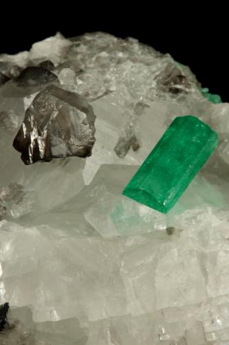 Beryl (variety emerald), Calcite<br />Coscuez mining district, Municipio San Pablo de Borbur, Western Emerald Belt, Boyacá Department, Colombia<br />54x34x50mm, both xls=13mm<br /> (Author: Fiebre Verde)