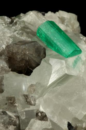 Beryl (variety emerald), Calcite<br />Coscuez mining district, Municipio San Pablo de Borbur, Western Emerald Belt, Boyacá Department, Colombia<br />54x34x50mm, both xls=13mm<br /> (Author: Fiebre Verde)