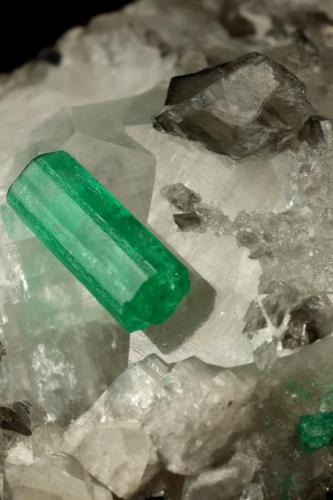 Beryl (variety emerald), Calcite<br />Coscuez mining district, Municipio San Pablo de Borbur, Western Emerald Belt, Boyacá Department, Colombia<br />54x34x50mm, both xls=13mm<br /> (Author: Fiebre Verde)