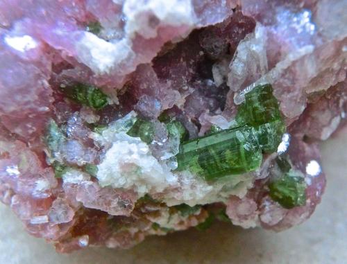 Lepidolita, elbaita, albita<br />Vale do Jequitinhonha, Minas Gerais, Brasil<br />Ancho de imagen 1,5 cm<br /> (Autor: María Jesús M.)