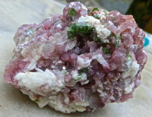 Lepidolita, elbaita, albita<br />Vale do Jequitinhonha, Minas Gerais, Brasil<br />5,5 x 4 x 3 cm<br /> (Autor: María Jesús M.)