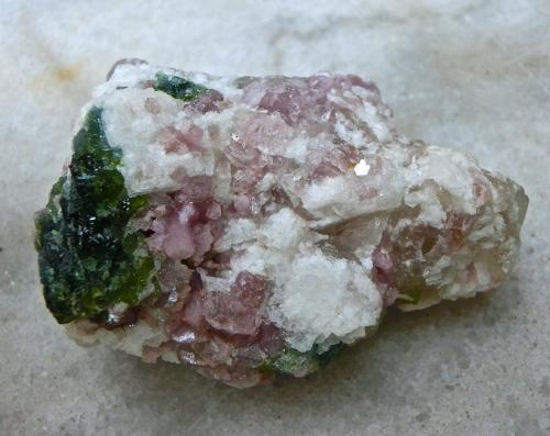 Lepidolita, elbaita, albita<br />Jequitinhonha, Minas Gerais, Brasil<br />5,5 x 4 x 3 cm<br /> (Autor: María Jesús M.)