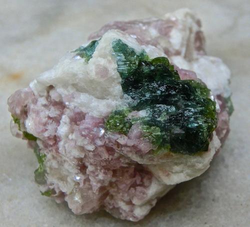 Lepidolita, elbaita, albita<br />Vale do Jequitinhonha, Minas Gerais, Brasil<br />5,5 x 4 x 3 cm<br /> (Autor: María Jesús M.)