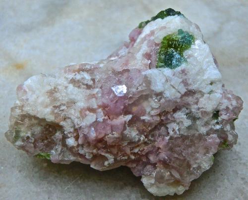 Lepidolita, elbaita, albita<br />Vale do Jequitinhonha, Minas Gerais, Brasil<br />5,5 x 4 x 3 cm<br /> (Autor: María Jesús M.)