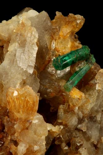 Beryl (variety emerald), Quartz<br />Kamar Safed outcrop (Kamar Saphed), Khenj emerald area, Khenj District, Panjshir Province, Afghanistan<br />47x43x46mm - xls=11mm/16mm<br /> (Author: Fiebre Verde)