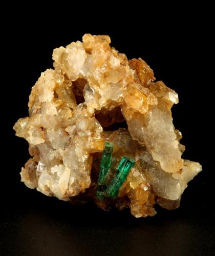 Beryl (variety emerald), Quartz<br />Kamar Safed outcrop (Kamar Saphed), Khenj emerald area, Khenj District, Panjshir Province, Afghanistan<br />47x43x46mm - xls=11mm/16mm<br /> (Author: Fiebre Verde)