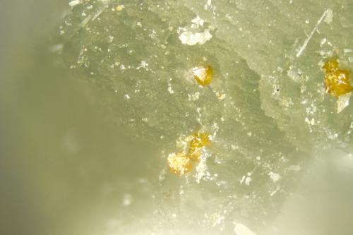 Andradite<br />Cantera Poudrette, Mont Saint-Hilaire, La Vallée-du-Richelieu RCM, Montérégie, Québec, Canadá<br />FOV = 2mm<br /> (Author: Doug)