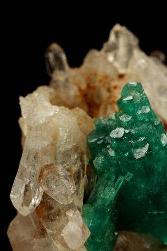 Beryl (variety emerald), Quartz<br />Peñas Blancas Mine, Municipio San Pablo de Borbur, Western Emerald Belt, Boyacá Department, Colombia<br />72x40x68mm, xl=30mm<br /> (Author: Fiebre Verde)