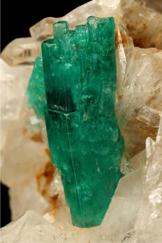 Beryl (variety emerald), Quartz<br />Peñas Blancas Mine, Municipio San Pablo de Borbur, Western Emerald Belt, Boyacá Department, Colombia<br />72x40x68mm, xl=30mm<br /> (Author: Fiebre Verde)