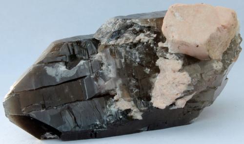 Cuarzo (variedad ahumado), Microclina<br />Pedrera Mas Sever, Massabè (Mas Ceber), Sils, Comarca La Selva, Gerona / Girona, Cataluña / Catalunya, España<br />80 x 42 x 38 mm.<br /> (Autor: José Luis Zamora)