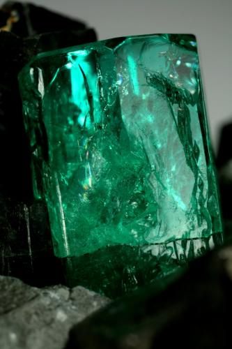 Beryl (variety emerald), Calcite<br />Coscuez mining district, Municipio San Pablo de Borbur, Western Emerald Belt, Boyacá Department, Colombia<br />68x62x40mm, xl=15mm<br /> (Author: Fiebre Verde)