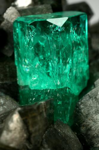 Beryl (variety emerald), Calcite<br />Coscuez mining district, Municipio San Pablo de Borbur, Western Emerald Belt, Boyacá Department, Colombia<br />68x62x40mm, xl=15mm<br /> (Author: Fiebre Verde)