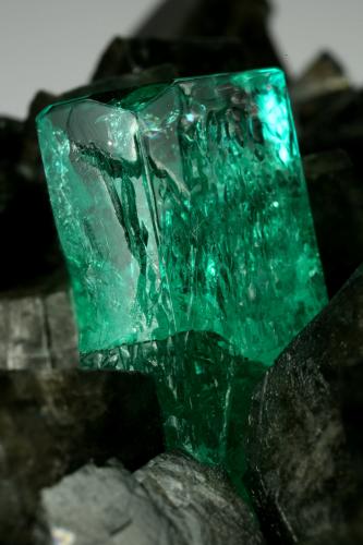 Beryl (variety emerald), Calcite<br />Coscuez mining district, Municipio San Pablo de Borbur, Western Emerald Belt, Boyacá Department, Colombia<br />68x62x40mm, xl=15mm<br /> (Author: Fiebre Verde)