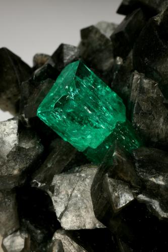 Beryl (variety emerald), Calcite<br />Coscuez mining district, Municipio San Pablo de Borbur, Western Emerald Belt, Boyacá Department, Colombia<br />68x62x40mm, xl=15mm<br /> (Author: Fiebre Verde)