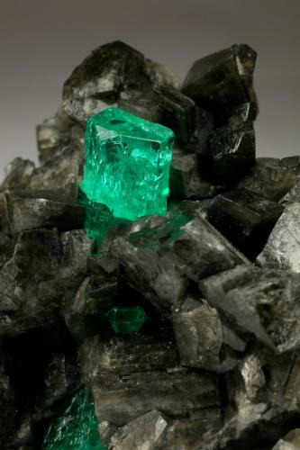 Beryl (variety emerald), Calcite<br />Coscuez mining district, Municipio San Pablo de Borbur, Western Emerald Belt, Boyacá Department, Colombia<br />68x62x40mm, xl=15mm<br /> (Author: Fiebre Verde)