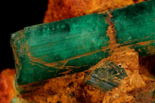 Beryl (variety emerald)<br />Chivor mining district, Buena Vista Mine, Municipio Ubalá, Eastern Emerald Belt, Cundinamarca Department, Colombia<br />67x42x90mm, xl=69mm<br /> (Author: Fiebre Verde)