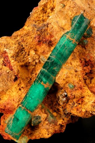 Beryl (variety emerald)<br />Chivor mining district, Buena Vista Mine, Municipio Ubalá, Eastern Emerald Belt, Cundinamarca Department, Colombia<br />67x42x90mm, xl=69mm<br /> (Author: Fiebre Verde)