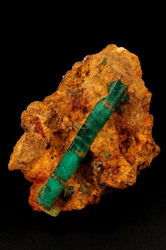 Beryl (variety emerald)<br />Chivor mining district, Buena Vista Mine, Municipio Ubalá, Eastern Emerald Belt, Cundinamarca Department, Colombia<br />67x42x90mm, xl=69mm<br /> (Author: Fiebre Verde)