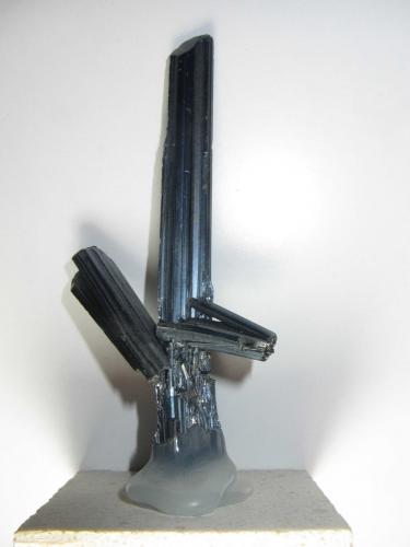 Estibnita (estibina)<br />Wuning Mine, Qingjiang, Wuning, Jiujiang Prefecture, Jiangxi Province, China<br />9 x 4 cm.<br /> (Autor: prcantos)