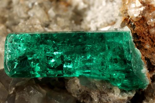 Beryl (variety emerald), Calcite, Pyrite, Albite (variety cleavelandite)<br />Chivor mining district, Municipio Chivor, Eastern Emerald Belt, Boyacá Department, Colombia<br />22x21x30mm, xl=14mm<br /> (Author: Fiebre Verde)