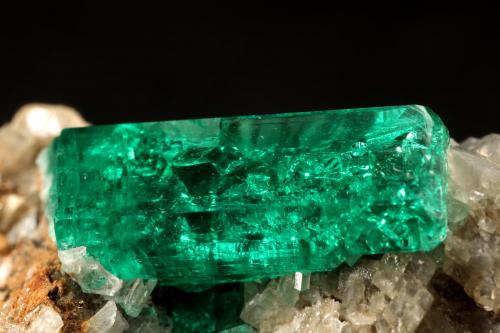 Beryl (variety emerald), Calcite, Pyrite, Albite (variety cleavelandite)<br />Chivor mining district, Municipio Chivor, Eastern Emerald Belt, Boyacá Department, Colombia<br />22x21x30mm, xl=14mm<br /> (Author: Fiebre Verde)