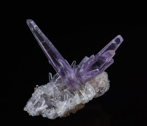 Quartz (var. amethyst)<br />Mina Ashio, Namarisawa, Nikko, Prefectura Tochigi, Región Kanto, Isla Honshu, Japón<br />5.2 x 2.8 x 5.1 cm<br /> (Author: am mizunaka)