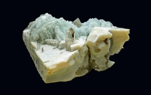 Albita y cuarzo sobre ortoclasa.<br />Los Taberneros Quarry, (La Cabrera pluton), Los Taberneros, El Berrueco, Comarca Sierra Norte, Community of Madrid, Spain<br />5 x 4 cm<br /> (Autor: Antonio Carmona)