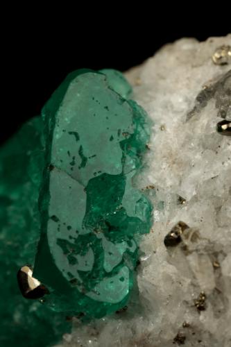 Beryl (variety emerald), Calcite, Pyrite<br />Chivor mining district, Municipio Chivor, Eastern Emerald Belt, Boyacá Department, Colombia<br />29x18x39mm, xl=24mm<br /> (Author: Fiebre Verde)