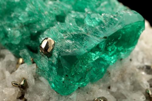 Beryl (variety emerald), Calcite, Pyrite<br />Chivor mining district, Municipio Chivor, Eastern Emerald Belt, Boyacá Department, Colombia<br />29x18x39mm, xl=24mm<br /> (Author: Fiebre Verde)