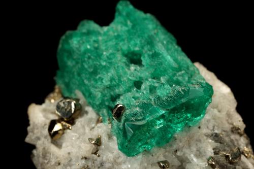 Beryl (variety emerald), Calcite, Pyrite<br />Chivor mining district, Municipio Chivor, Eastern Emerald Belt, Boyacá Department, Colombia<br />29x18x39mm, xl=24mm<br /> (Author: Fiebre Verde)