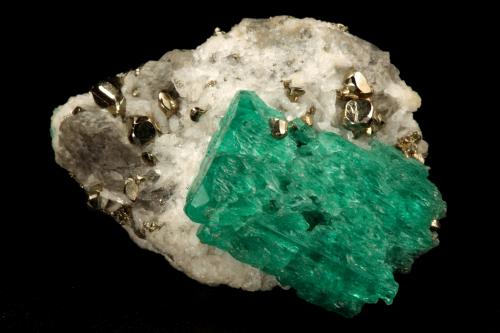 Beryl (variety emerald), Calcite, Pyrite<br />Chivor mining district, Municipio Chivor, Eastern Emerald Belt, Boyacá Department, Colombia<br />29x18x39mm, xl=24mm<br /> (Author: Fiebre Verde)