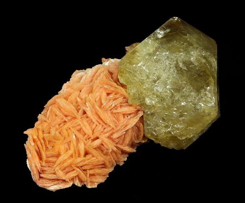 Cerussite on Barite<br />Mibladen (Mibladen mining district), Midelt, Midelt Province, Drâa-Tafilalet Region, Morocco<br />77 x 50 x 42 mm<br /> (Author: GneissWare)