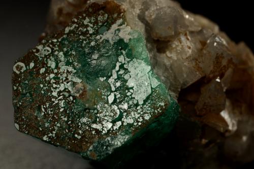 Beryl (variety emerald), Calcite<br />La Pita mining district, Polveros Mine, Municipio Maripí, Western Emerald Belt, Boyacá Department, Colombia<br />32x25x32mm, xl=25mm<br /> (Author: Fiebre Verde)