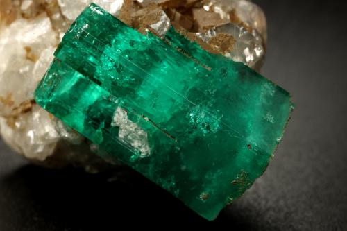 Beryl (variety emerald), Calcite<br />La Pita mining district, Polveros Mine, Municipio Maripí, Western Emerald Belt, Boyacá Department, Colombia<br />32x25x32mm, xl=25mm<br /> (Author: Fiebre Verde)