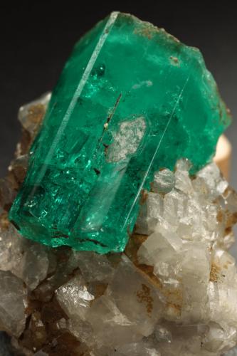 Beryl (variety emerald), Calcite<br />La Pita mining district, Polveros Mine, Municipio Maripí, Western Emerald Belt, Boyacá Department, Colombia<br />32x25x32mm, xl=25mm<br /> (Author: Fiebre Verde)