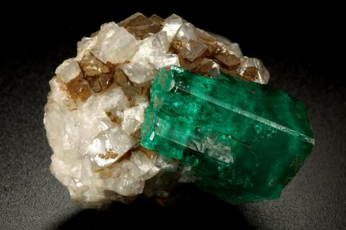 Beryl (variety emerald), Calcite<br />La Pita mining district, Polveros Mine, Municipio Maripí, Western Emerald Belt, Boyacá Department, Colombia<br />32x25x32mm, xl=25mm<br /> (Author: Fiebre Verde)