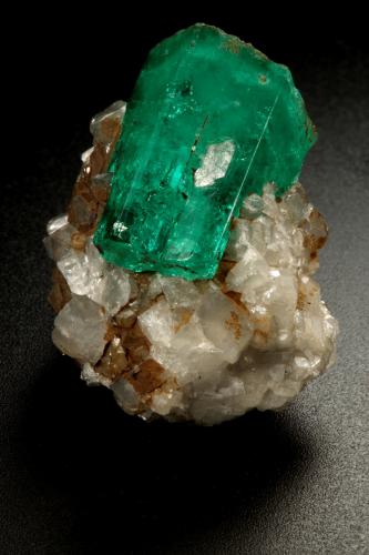 Beryl (variety emerald), Calcite<br />La Pita mining district, Polveros Mine, Municipio Maripí, Western Emerald Belt, Boyacá Department, Colombia<br />32x25x32mm, xl=25mm<br /> (Author: Fiebre Verde)