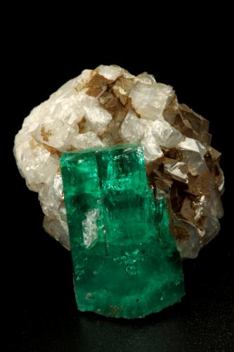 Beryl (variety emerald), Calcite<br />La Pita mining district, Polveros Mine, Municipio Maripí, Western Emerald Belt, Boyacá Department, Colombia<br />32x25x32mm, xl=25mm<br /> (Author: Fiebre Verde)