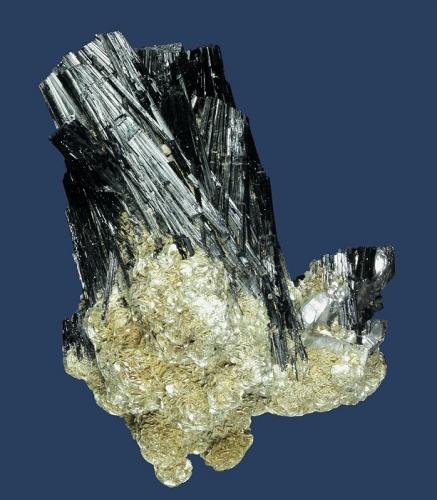 Schorl with Muscovite and Quartz<br />Mina Mount Thompson Gem, Monte Thompson, Milford, Condado Lassen, California, USA<br />65 x 47 x 34 mm<br /> (Author: GneissWare)