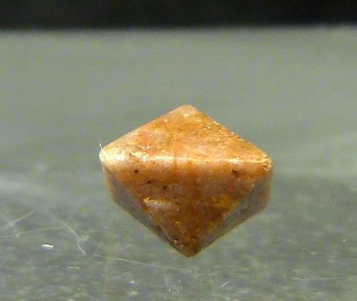 Zircón<br />Minas Gerais, Brasil<br />5 x 5 mm.<br /> (Autor: Felipe Abolafia)