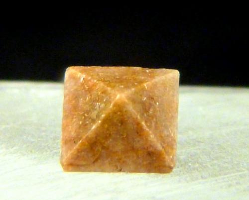 Zircón<br />Minas Gerais, Brazil<br />5 x 5 mm.<br /> (Autor: Felipe Abolafia)